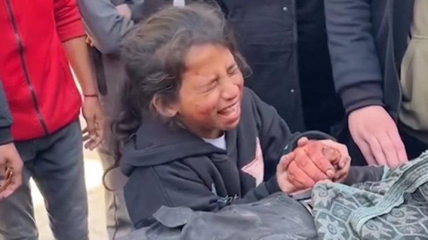 Filistinli kızdan İsrail saldırısında öldürülen babasının naaşı başında yürek burkan sözler: 'Lütfen uyan'