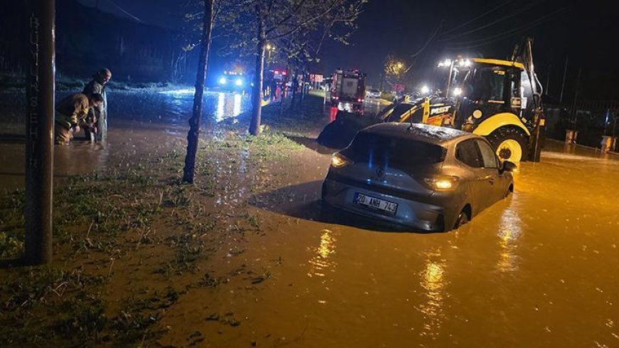 Manisa’da sağanak; araçlar yolda mahsur kaldı