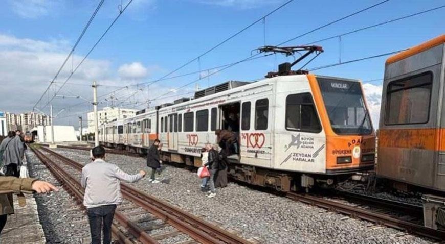 Adana'da faciadan dönüldü! Raydan çıkan metro vagonu direğe çarptı