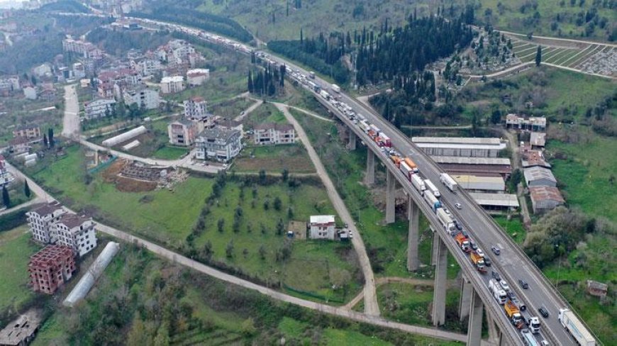 TEM'de feci kaza! 2 TIR ve 2 otomobil çarpıştı! Uzun kuyruklar oluştu