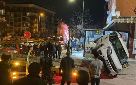 Kontrolden çıkan otomobil 5 araca çarpıp, takla attı: 2 yaralı