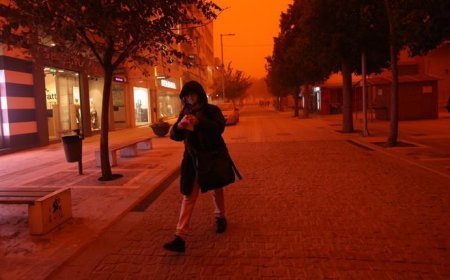 Yunanistan’da film sahnelerini aratmayan görüntü! Gökyüzü kırmızıya büründü