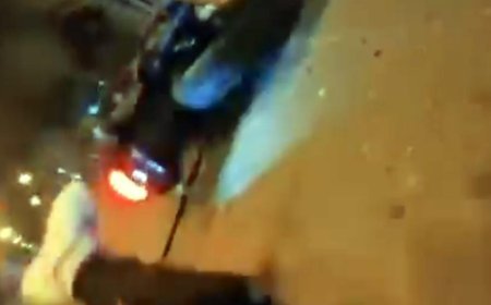 Otomobil ile çarpışan motosikletin sürücüsü yaralandı; kaza kamerada