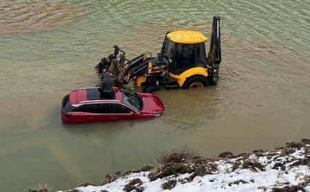 Sağanak yayla yolunu göle çevirdi, 4 kişilik aile mahsur kaldı