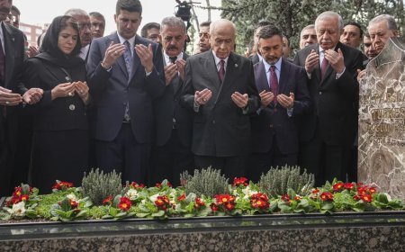 Devlet Bahçeli, Alparslan Türkeş'in kabrini ziyaret etti