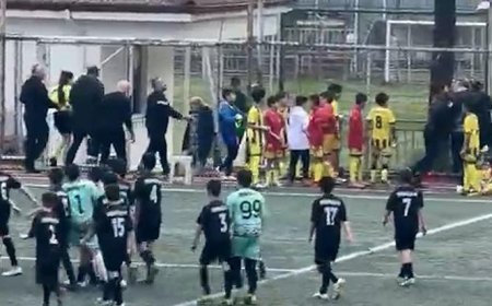 Maç bitti, sahaya atladı! Kadın hakeme saldırı girişimi