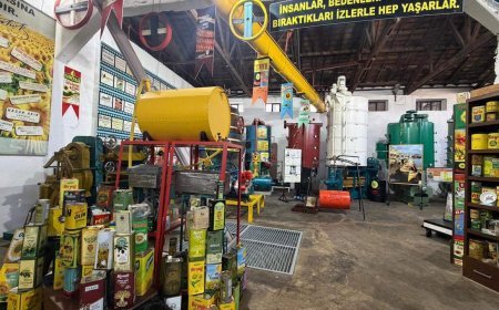 Bir bölümünü müzeye dönüştürdüğü 97 yıllık fabrikada, eski makineleri sergiliyor