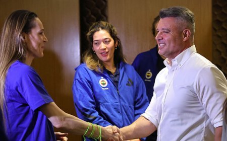 Fenerbahçe Başkanı Sadettin Saran, kadın voleybolcularla bir araya geldi!