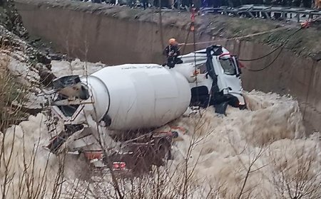 Beton mikseri dereye yuvarlandı! Akıntıya kaybolan şoförün cansız bedeni bulundu