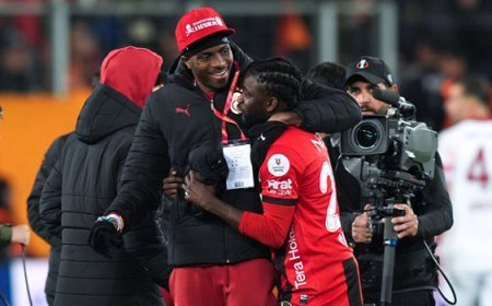 Victor Osimhen'e takım arkadaşından övgüler: 'Her şeyi yapar'