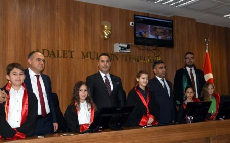 Tekirdağ’da öğrenciler adliyeyi ziyaret etti, hakim ve savcı cübbesi giydi