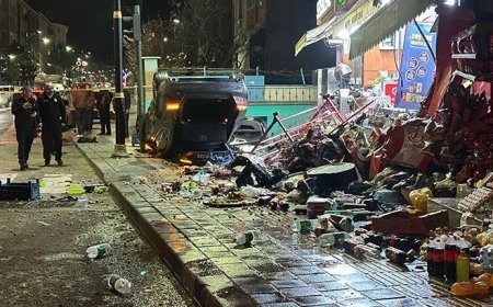 Otomobil iş yerlerine çarpıp, devrildi