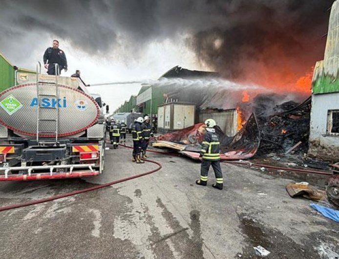 Adana’da geri dönüşüm tesisinde yangın! Çok sayıda ekip sevk edildi