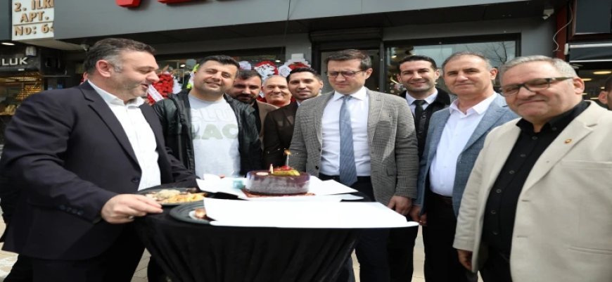 BAŞKAN AKAY VE PROTOKOL ÜYELERİNDEN ERKAN ZÜMBÜL’E SÜRPRİZ DOĞUM GÜNÜ KUTLAMASI