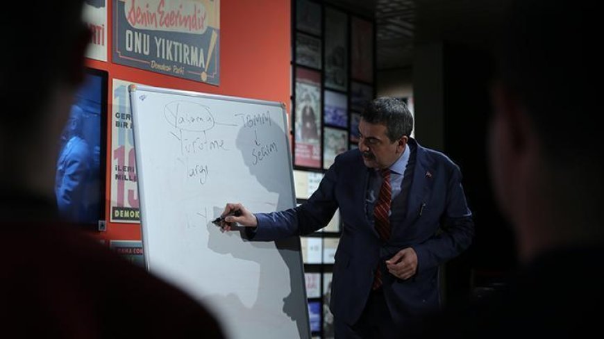 Milli Eğitim Bakanı Tekin lise öğrencilerine ders verdi