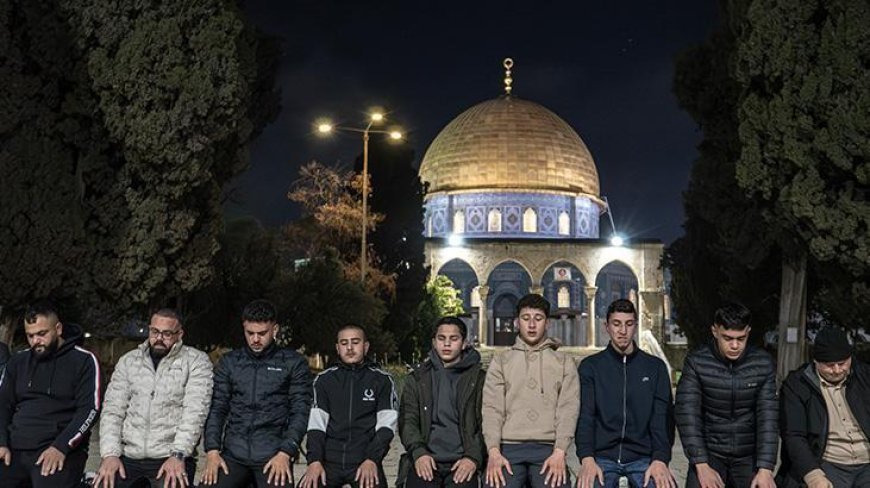 İsrail savaş bahanesiyle kapatmıştı! Mescid-i Aksa 41 gün sonra açıldı: Yüzlerce Müslüman saf tuttu