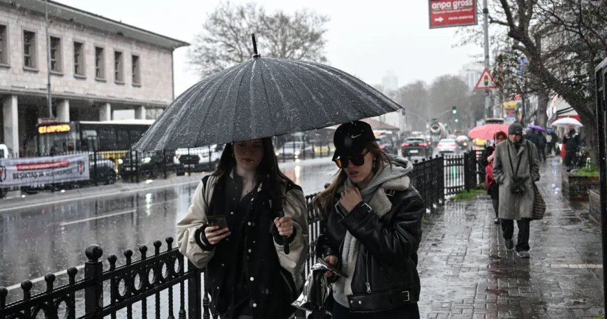 İstanbul'da dolu sürprizi. Dakikalar içinde beyaza döndü