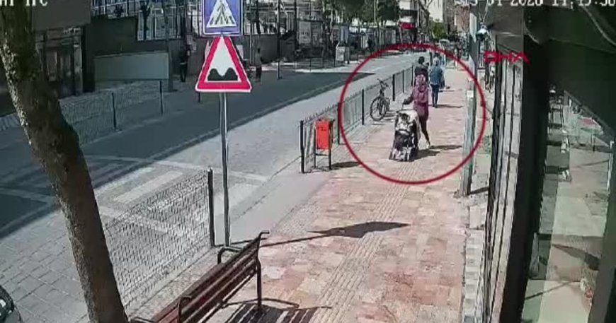 Yaya geçidinde motosiklet dehşeti! Anne ve bebeği yere yığıldı