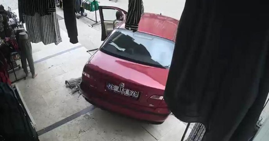 El freni çekilmeyen otomobil, mağazaya girmek üzereyken durduruldu