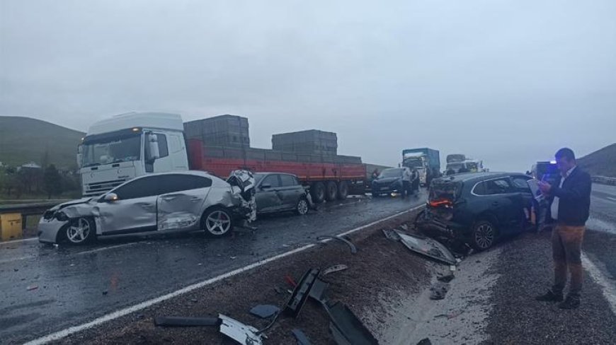 Ortalık savaş alanına döndü! Aksaray'da yolcu otobüsü 10 araca çarparak durabildi