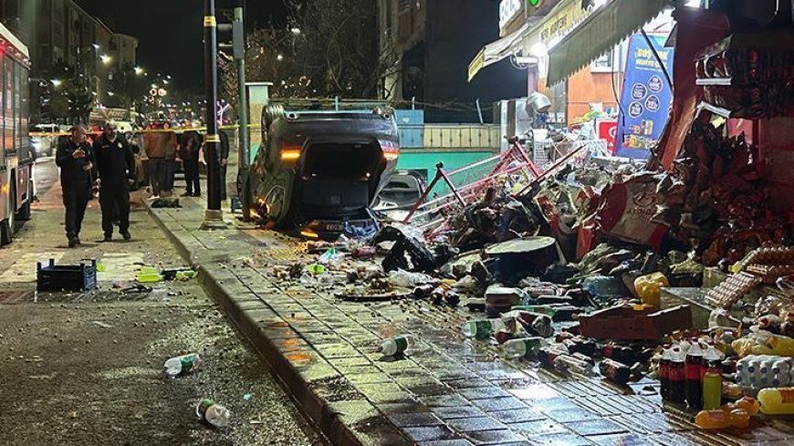 Otomobil iş yerlerine çarpıp, devrildi