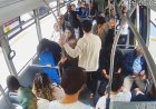 Şoför sürdü, sağlık çalışanı müdahale etti: Otobüste panik anlar