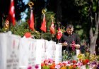 Şehit aileleri Kurban Bayramı'nın ilk günü Edirnekapı Şehitliği'ni ziyaret etti