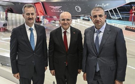 Bakan Şimşek, SAHA 2026'yı ziyaret etti: 'Savunma sanayisini gelecekte sanayide dönüşümün motoru olarak görüyoruz'