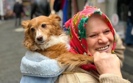 İnsanlardan korkan köpeğini sırtında taşıyor