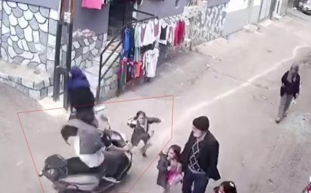 Hızla gelen motosiklet küçük kıza çarptı