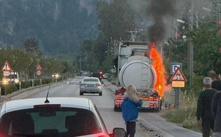 Muğla'da faciadan dönüldü! Lastiği patlayan yakıt tankeri alev aldı