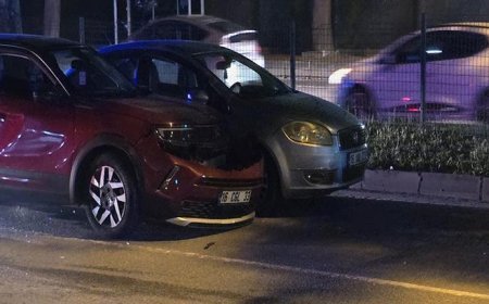 Bursa'da otomobil, kırmızı ışıkta bekleyen otomobile çarptı! 3 yaralı