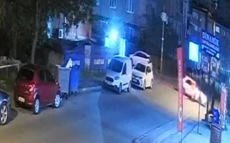 Otomobille çarpışan motosikletin sürücüsü yaralandı; kaza kamerada