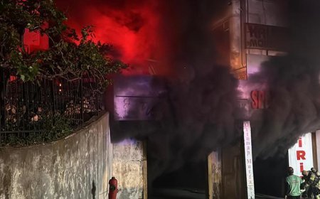 Başakşehir'de iş yerinde çıkan yangına müdahale ediliyor