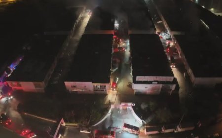 Başakşehir sanayi sitesinde yangın. 8 saatte söndürüldü, onlarca dükkan hasar gördü