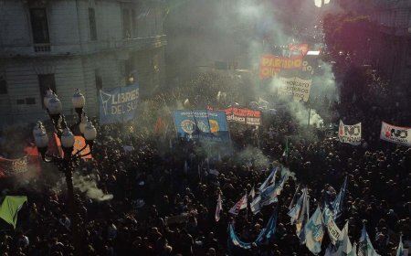 Binler sokaklara döküldü! Üniversitelerde bütçe kesintilerine karşı geniş çaplı protesto