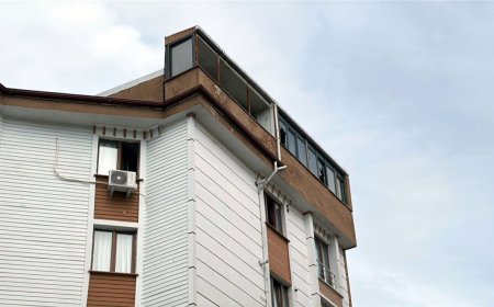 Apartmanın terasında çıkan yangında 2 kişi dumandan etkilendi