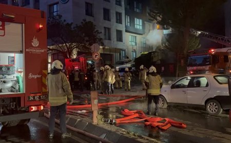 Motosikletteki yangın, 4 katlı binayı ve girişteki iş yerini sardı