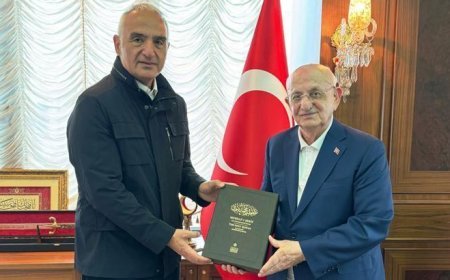 Bakan Ersoy'dan İsmail Kahraman'a ziyaret