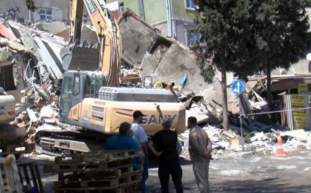 Küçükçekmece'de korku dolu anlar! Yıkımı yapılan bina çöktü