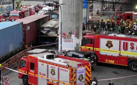 Bangkok’ta yük treni yolcu otobüsüne çarptı! Korkunç görüntüler...