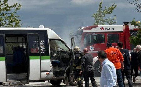 Seyir halindeki yolcu minibüsünde yangın