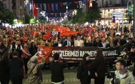 ÇERKEZKÖY’DE 19 MAYIS GECESİ BİNLERCE KİŞİ ŞEHİTLER İÇİN YÜRÜDÜ