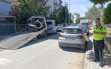 Antalya'da okul önündeki motosikletli akrobasi pahalıya patladı! Ehliyetsiz sürücüye ceza yağdı