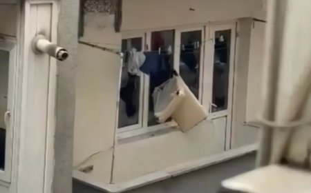 Sinir krizi geçirdi: Evin camlarını kırıp eşyaları sokağa attı