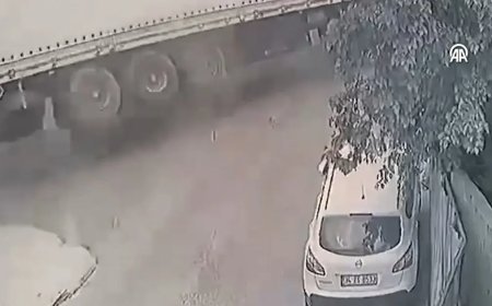 Korkunç kaza: Başakşehir'de devrilen tır 2 araca çarptı