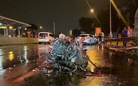 Bursa'da feci kaza: Otomobilin motoru metrelerce uzağa savruldu; 1'i ağır 2 yaralı