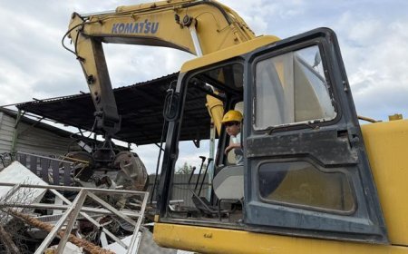 Oyuncak oynar gibi iş makinesi kullanıyor! Daha 6 yaşında ama dev makinelerin başında