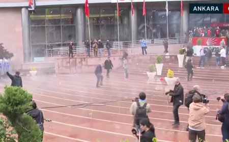 CHP Genel Merkezi'nde hareketli dakikalar. Polis tahliye için müdahale etti