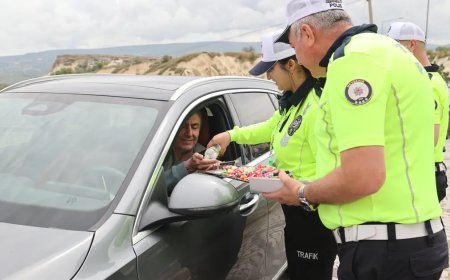 Trafik denetiminde polisler, sürücüleri kolonyayla karşıladı